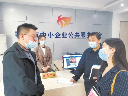 以“店小二”精神服务我市中小企业发展