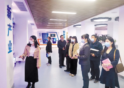 以“店小二”精神服务我市中小企业发展