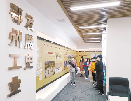 以“店小二”精神服务我市中小企业发展
