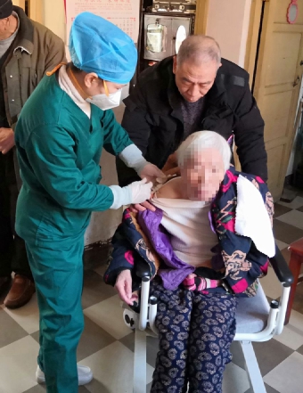 西山街道社区卫生服务中心为老年人送&ldquo;苗&rdquo;上门