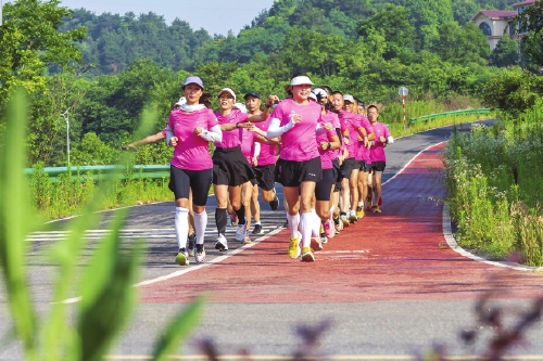 航空引擎添动力　乡村振兴焕新颜