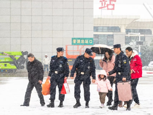 鄂州公安风雪护民生　警心暖寒冬