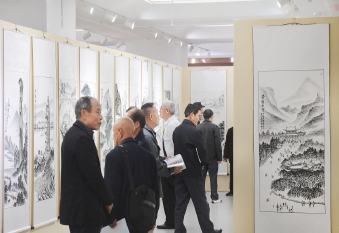 焦墨淡彩绘山河